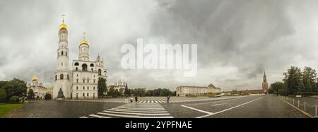 Moskau, Russland - 23. August 2024: Panoramaaufnahme des Kreml-Innenraums mit Iwan, dem Großen Glockenturm, goldenen Kuppeln und der berühmten Spasskaya Stockfoto