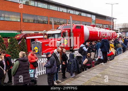 Bournemouth, Dorset, Großbritannien. 30. November 2024. Lidl's Christmas Freeway Truck kommt im Rahmen seiner ersten Great British Tour am Dreieck in Bournemouth an und besucht 9 Orte im ganzen Land. Sie bieten kostenlose Geschenke aus der Mitte von Lidl, Verkostungen und vieles mehr, während sie einige festliche Magie bis Weihnachten verbreiten. Die Menschen kommen früh dorthin, wenn sich lange Warteschlangen bilden, mit Hunderten, die hoffen, während der Lebenshaltungskrise kostenlos zu helfen. Quelle: Carolyn Jenkins/Alamy Live News Stockfoto