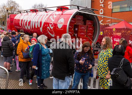 Bournemouth, Dorset, Großbritannien. 30. November 2024. Lidl's Christmas Freeway Truck kommt im Rahmen seiner ersten Great British Tour am Dreieck in Bournemouth an und besucht 9 Orte im ganzen Land. Sie bieten kostenlose Geschenke aus der Mitte von Lidl, Verkostungen und vieles mehr, während sie einige festliche Magie bis Weihnachten verbreiten. Die Menschen kommen früh dorthin, wenn sich lange Warteschlangen bilden, mit Hunderten, die hoffen, während der Lebenshaltungskrise kostenlos zu helfen. Quelle: Carolyn Jenkins/Alamy Live News Stockfoto