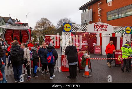 Bournemouth, Dorset, Großbritannien. 30. November 2024. Lidl's Christmas Freeway Truck kommt im Rahmen seiner ersten Great British Tour am Dreieck in Bournemouth an und besucht 9 Orte im ganzen Land. Sie bieten kostenlose Geschenke aus der Mitte von Lidl, Verkostungen und vieles mehr, während sie einige festliche Magie bis Weihnachten verbreiten. Die Menschen kommen früh dorthin, wenn sich lange Warteschlangen bilden, mit Hunderten, die hoffen, während der Lebenshaltungskrise kostenlos zu helfen. Quelle: Carolyn Jenkins/Alamy Live News Stockfoto