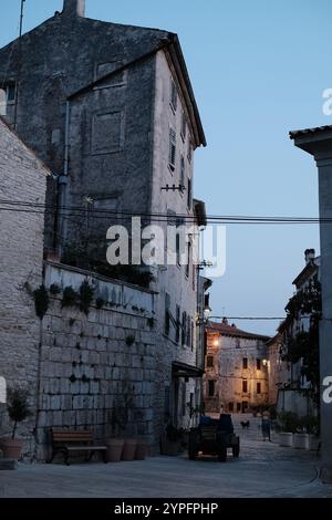 Altstadtstraße in Bale, Istrien am Abend. Alte Steinhausfassade an der gepflasterten Straße. Stockfoto