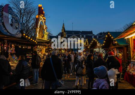 Besuch auf dem Weihnachtsmarkt. Blick durch einen der Gänge auf dem Weihnachtsmarkt mit Besuchern im Dämmerlicht. Taschendiebe haben hier ein leichtes Spiel. Bonn Nordrhein-Westfalen Deutschland *** Besuch des Weihnachtsmarktes Blick durch eines der Gänge am Weihnachtsmarkt mit Besuchern in der Dämmerung Taschendiebe haben ein leichtes Spiel hier Bonn Nordrhein-Westfalen Deutschland Stockfoto