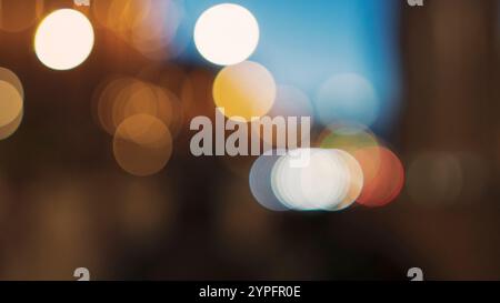 Abstrakte Bokeh-Lichter bei Nacht in der Stadt. Unscharfer und verschwommener Stadthintergrund. Stockfoto