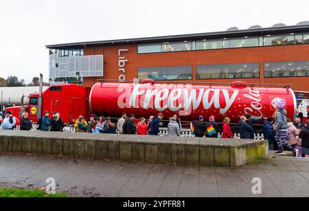 Bournemouth, Dorset, Großbritannien. 30. November 2024. Lidl's Christmas Freeway Truck kommt im Rahmen seiner ersten Great British Tour am Dreieck in Bournemouth an und besucht 9 Orte im ganzen Land. Sie bieten kostenlose Geschenke aus der Mitte von Lidl, Verkostungen und vieles mehr, während sie einige festliche Magie bis Weihnachten verbreiten. Die Menschen kommen früh dorthin, wenn sich lange Warteschlangen bilden, mit Hunderten, die hoffen, während der Lebenshaltungskrise kostenlos zu helfen. Quelle: Carolyn Jenkins/Alamy Live News Stockfoto