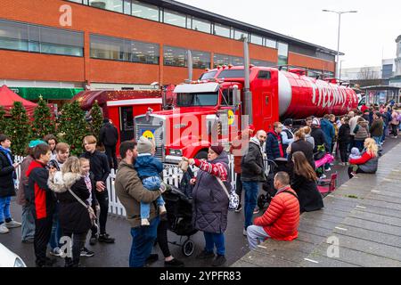 Bournemouth, Dorset, Großbritannien. 30. November 2024. Lidl's Christmas Freeway Truck kommt im Rahmen seiner ersten Great British Tour am Dreieck in Bournemouth an und besucht 9 Orte im ganzen Land. Sie bieten kostenlose Geschenke aus der Mitte von Lidl, Verkostungen und vieles mehr, während sie einige festliche Magie bis Weihnachten verbreiten. Die Menschen kommen früh dorthin, wenn sich lange Warteschlangen bilden, mit Hunderten, die hoffen, während der Lebenshaltungskrise kostenlos zu helfen. Quelle: Carolyn Jenkins/Alamy Live News Stockfoto