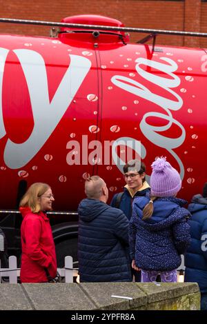 Bournemouth, Dorset, Großbritannien. 30. November 2024. Lidl's Christmas Freeway Truck kommt im Rahmen seiner ersten Great British Tour am Dreieck in Bournemouth an und besucht 9 Orte im ganzen Land. Sie bieten kostenlose Geschenke aus der Mitte von Lidl, Verkostungen und vieles mehr, während sie einige festliche Magie bis Weihnachten verbreiten. Die Menschen kommen früh dorthin, wenn sich lange Warteschlangen bilden, mit Hunderten, die hoffen, während der Lebenshaltungskrise kostenlos zu helfen. Quelle: Carolyn Jenkins/Alamy Live News Stockfoto