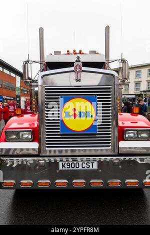 Bournemouth, Dorset, Großbritannien. 30. November 2024. Lidl's Christmas Freeway Truck kommt im Rahmen seiner ersten Great British Tour am Dreieck in Bournemouth an und besucht 9 Orte im ganzen Land. Sie bieten kostenlose Geschenke aus der Mitte von Lidl, Verkostungen und vieles mehr, während sie einige festliche Magie bis Weihnachten verbreiten. Die Menschen kommen früh dorthin, wenn sich lange Warteschlangen bilden, mit Hunderten, die hoffen, während der Lebenshaltungskrise kostenlos zu helfen. Quelle: Carolyn Jenkins/Alamy Live News Stockfoto