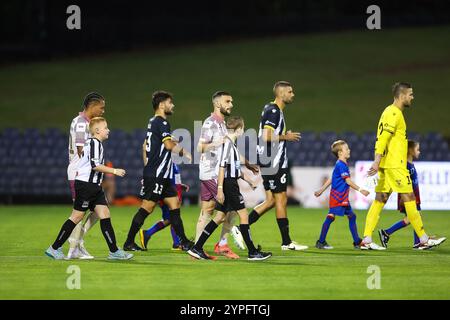 30. November 2024; Campbelltown Stadium, Sydney, NSW, Australien: A-League Football, MacArthur FC gegen Brisbane Roar; Macarthur FC und Brisbane Roar treten ins Feld Stockfoto