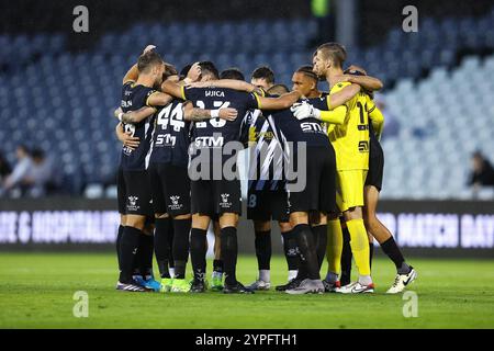 30. November 2024; Campbelltown Stadium, Sydney, NSW, Australien: A-League Football, MacArthur FC gegen Brisbane Roar; Spieler des Macarthur FC drängen sich vor Beginn des Spiels Stockfoto