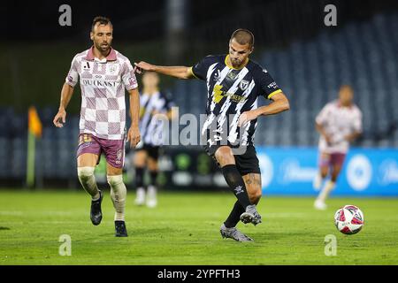 30. November 2024; Campbelltown Stadium, Sydney, NSW, Australien: A-League Football, MacArthur FC gegen Brisbane Roar; Dino Arslanagic vom Macarthur FC gibt den Ball an seinen Torwart zurück Stockfoto