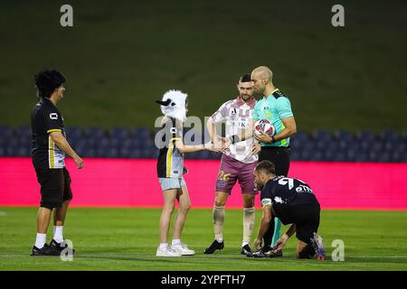 30. November 2024; Campbelltown Stadium, Sydney, NSW, Australien: A-League Football, MacArthur FC gegen Brisbane Roar; ein Fan liefert den Ball Stockfoto