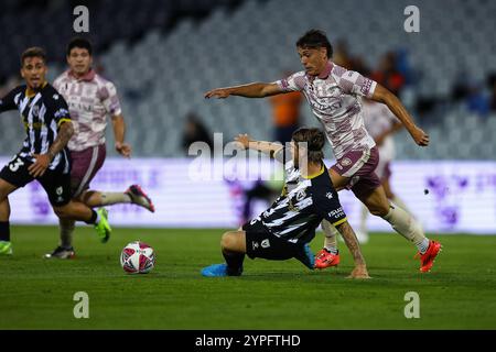 30. November 2024; Campbelltown Stadium, Sydney, NSW, Australien: A-League Football, MacArthur FC gegen Brisbane Roar; Luke Brattan vom Macarthur FC rutscht ein, um den Ball zu räumen Stockfoto