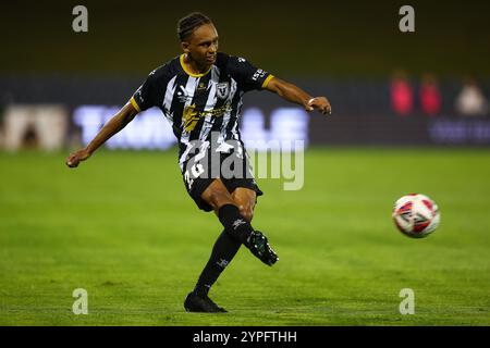 30. November 2024; Campbelltown Stadium, Sydney, NSW, Australien: A-League Football, MacArthur FC gegen Brisbane Roar; Kealy Adamson vom Macarthur FC überquert den Ball in die Brisbane Box Stockfoto