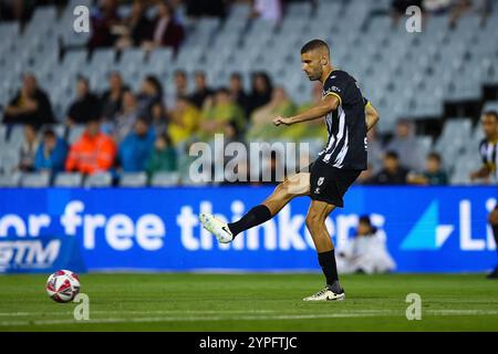 30. November 2024; Campbelltown Stadium, Sydney, NSW, Australien: A-League Football, MacArthur FC gegen Brisbane Roar; Tomislav Uskok vom Macarthur FC übergibt den Ball Stockfoto