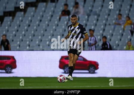 30. November 2024; Campbelltown Stadium, Sydney, NSW, Australien: A-League Football, MacArthur FC gegen Brisbane Roar; Tomislav Uskok vom Macarthur FC gibt den Ball nach vorne Stockfoto