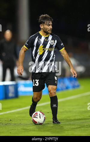 30. November 2024; Campbelltown Stadium, Sydney, NSW, Australien: A-League Football, MacArthur FC gegen Brisbane Roar; Ivan Vujica vom Macarthur FC sucht nach einer Passoption Stockfoto