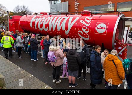 Bournemouth, Dorset, Großbritannien. 30. November 2024. Lidl's Christmas Freeway Truck kommt im Rahmen seiner ersten Great British Tour am Dreieck in Bournemouth an und besucht 9 Orte im ganzen Land. Sie bieten kostenlose Geschenke aus der Mitte von Lidl, Verkostungen und vieles mehr, während sie einige festliche Magie bis Weihnachten verbreiten. Die Menschen kommen früh dorthin, wenn sich lange Warteschlangen bilden, mit Hunderten, die hoffen, während der Lebenshaltungskrise kostenlos zu helfen. Quelle: Carolyn Jenkins/Alamy Live News Stockfoto
