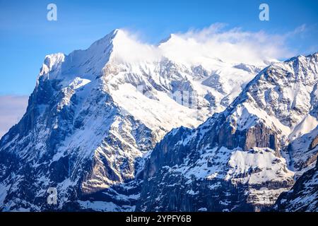 Wetterhorngipfel über dem Dorf Grindelwald im Winterblick der Schweizer Alpen, Berner Oberland in der Schweiz Stockfoto