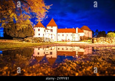 Varazdin. Altstadt von Varazdin und landschaftlich reizvoller Park am Abend, Stadt in Nordkroatien Stockfoto