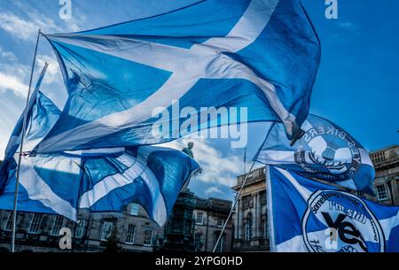 EDINBURGH, SCHOTTLAND - 30. November 2024 Menschenmassen versammeln sich zum Alex Salmond Memorial in der St. Giles Cathedral auf der Royal Mile Stockfoto