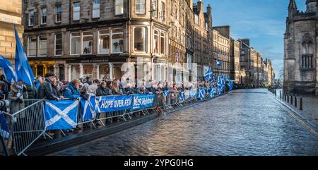 EDINBURGH, SCHOTTLAND - 30. November 2024 Menschenmassen versammeln sich zum Alex Salmond Memorial in der St. Giles Cathedral auf der Royal Mile Stockfoto