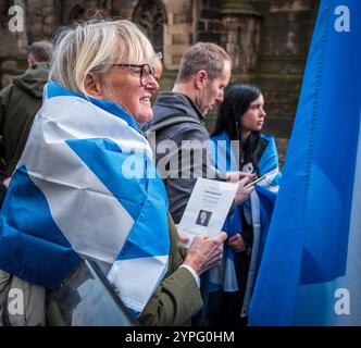 EDINBURGH, SCHOTTLAND - 30. November 2024 Menschenmassen versammeln sich zum Alex Salmond Memorial in der St. Giles Cathedral auf der Royal Mile Stockfoto