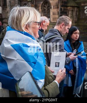 EDINBURGH, SCHOTTLAND - 30. November 2024 Menschenmassen versammeln sich zum Alex Salmond Memorial in der St. Giles Cathedral auf der Royal Mile Stockfoto