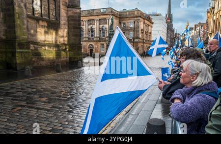 EDINBURGH, SCHOTTLAND - 30. November 2024 Menschenmassen versammeln sich zum Alex Salmond Memorial in der St. Giles Cathedral auf der Royal Mile Stockfoto