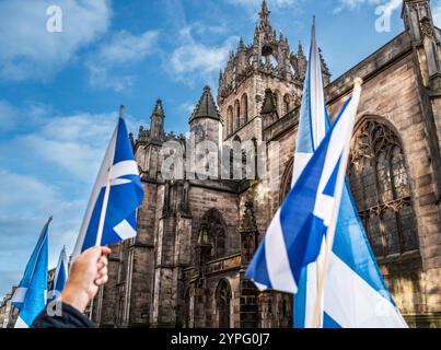 EDINBURGH, SCHOTTLAND - 30. November 2024 Menschenmassen versammeln sich zum Alex Salmond Memorial in der St. Giles Cathedral auf der Royal Mile Stockfoto