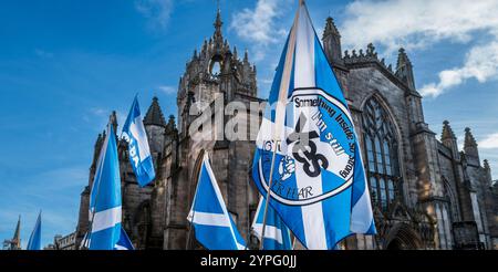 EDINBURGH, SCHOTTLAND - 30. November 2024 Menschenmassen versammeln sich zum Alex Salmond Memorial in der St. Giles Cathedral auf der Royal Mile Stockfoto