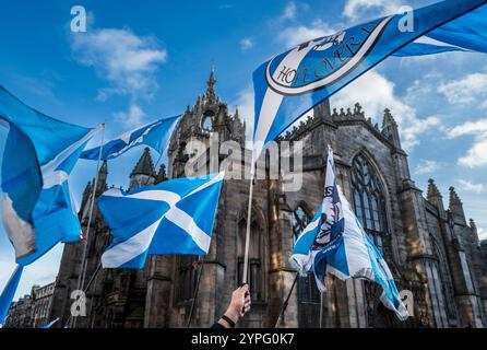 EDINBURGH, SCHOTTLAND - 30. November 2024 Menschenmassen versammeln sich zum Alex Salmond Memorial in der St. Giles Cathedral auf der Royal Mile Stockfoto