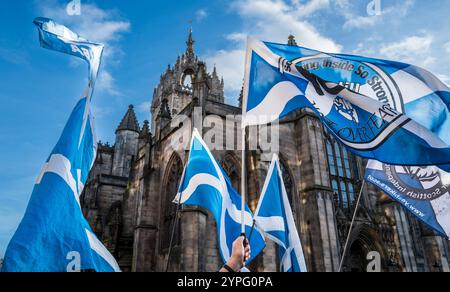 EDINBURGH, SCHOTTLAND - 30. November 2024 Menschenmassen versammeln sich zum Alex Salmond Memorial in der St. Giles Cathedral auf der Royal Mile Stockfoto