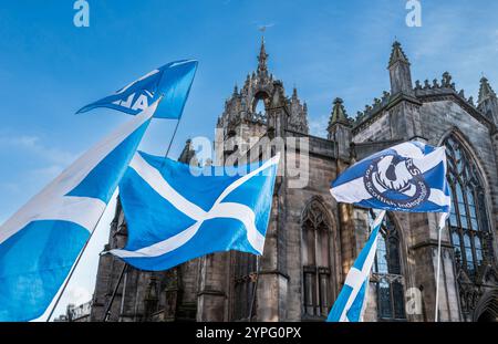 EDINBURGH, SCHOTTLAND - 30. November 2024 Menschenmassen versammeln sich zum Alex Salmond Memorial in der St. Giles Cathedral auf der Royal Mile Stockfoto