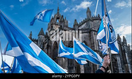 EDINBURGH, SCHOTTLAND - 30. November 2024 Menschenmassen versammeln sich zum Alex Salmond Memorial in der St. Giles Cathedral auf der Royal Mile Stockfoto