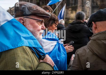 EDINBURGH, SCHOTTLAND - 30. November 2024 Menschenmassen versammeln sich zum Alex Salmond Memorial in der St. Giles Cathedral auf der Royal Mile Stockfoto