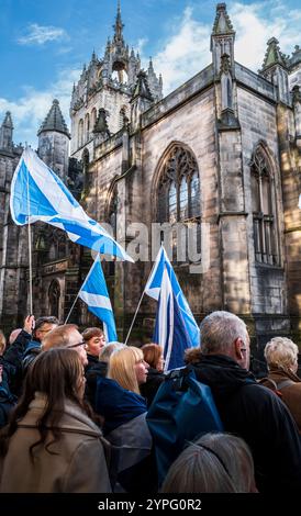 EDINBURGH, SCHOTTLAND - 30. November 2024 Menschenmassen versammeln sich zum Alex Salmond Memorial in der St. Giles Cathedral auf der Royal Mile Stockfoto