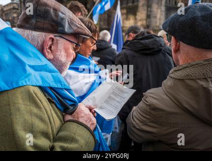 EDINBURGH, SCHOTTLAND - 30. November 2024 Menschenmassen versammeln sich zum Alex Salmond Memorial in der St. Giles Cathedral auf der Royal Mile Stockfoto