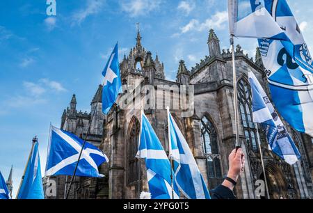 EDINBURGH, SCHOTTLAND - 30. November 2024 Menschenmassen versammeln sich zum Alex Salmond Memorial in der St. Giles Cathedral auf der Royal Mile Stockfoto