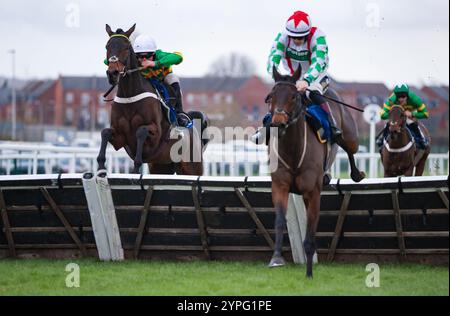 Newbury, Großbritannien. Samstag, 30. November 2024. Imposure Toi und James Bowen gewinnen die Coral „Daily Rewards Shaker“ Handicap Hürde für Trainer Nicky Henderson und Besitzer J.P.McManus. Credit JTW equine Images / Alamy Live News Stockfoto