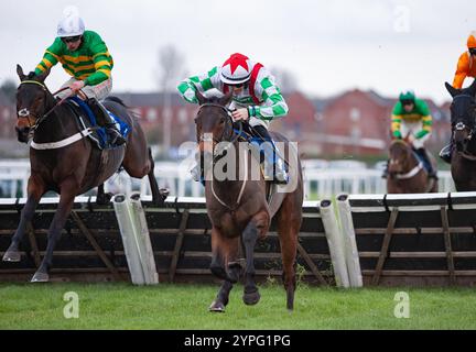 Newbury, Großbritannien. Samstag, 30. November 2024. Imposure Toi und James Bowen gewinnen die Coral „Daily Rewards Shaker“ Handicap Hürde für Trainer Nicky Henderson und Besitzer J.P.McManus. Credit JTW equine Images / Alamy Live News Stockfoto