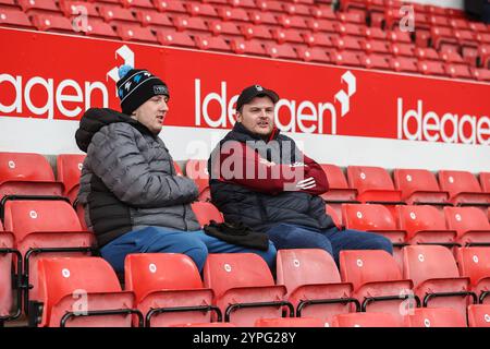 Nottingham, Großbritannien. November 2024 30. Nottingham Forest Fans kommen während des Premier League-Spiels Nottingham Forest gegen Ipswich Town am 30. November 2024 in Nottingham, Großbritannien, am 30. November 2024 in Nottingham, Großbritannien. (Foto: Alfie Cosgrove/News Images/SIPA USA) Credit: SIPA USA/Alamy Live News Stockfoto