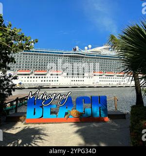 Regal Princes Kreuzfahrtschiff und Mahagoni Beach Schild, Mahagoni Bay, Roatan, Bay Islands, Honduras, Zentralamerika Stockfoto