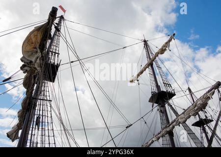 Newcastle UK: 28. Juni 2024: Galeon Andalucia Takelage Nahaufnahme. Nachbildung einer spanischen Galeone aus dem 16. Bis 17. Jahrhundert Stockfoto