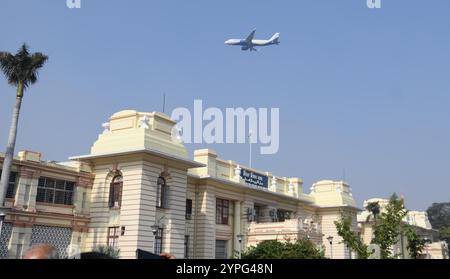 Patna, Indien. November 2024. PATNA, INDIEN - 29. NOVEMBER: Eine Flugzeugüberquerung in der Nähe von Bihar Vidhan Sabha am 29. November 2024 in Patna, Indien. (Foto: Santosh Kumar/Hindustan Times/SIPA USA) Credit: SIPA USA/Alamy Live News Stockfoto