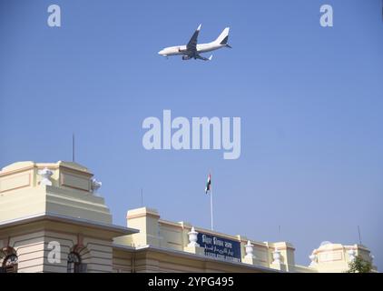 Patna, Indien. November 2024. PATNA, INDIEN - 29. NOVEMBER: Eine Flugzeugüberquerung in der Nähe von Bihar Vidhan Sabha am 29. November 2024 in Patna, Indien. (Foto: Santosh Kumar/Hindustan Times/SIPA USA) Credit: SIPA USA/Alamy Live News Stockfoto