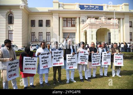 Patna, Indien. November 2024. PATNA, INDIEN - 29. NOVEMBER: CPI-ML-Gesetzgeber demonstrieren während der Wintersitzung vor der Bihar Assembly am 29. November 2024 in Patna, Indien. (Foto: Santosh Kumar/Hindustan Times/SIPA USA) Credit: SIPA USA/Alamy Live News Stockfoto