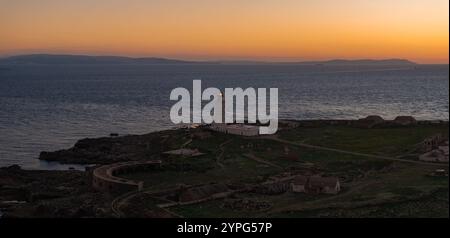 Sonnenuntergang über der Straße von Gibraltar mit Leuchtturm in der Nähe von Tarifa, Spanien Stockfoto