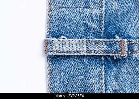 Jeans-Textur mit Nähten, Nahaufnahme, isoliert auf weißem Hintergrund Stockfoto
