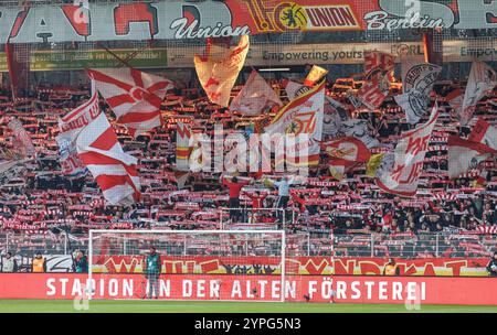 Berlin, Deutschland. November 2024 30. Fußball: Bundesliga, 1. FC Union Berlin - Bayer Leverkusen, Spieltag 12, an der Alten Försterei. Fans auf der Waldseite der Union Berlin jubeln ihr Team mit Fahnen und Tüchern an. Hinweis: Andreas Gora/dpa - WICHTIGER HINWEIS: Gemäß den Vorschriften der DFL Deutschen Fußball-Liga und des DFB Deutschen Fußball-Bundes ist es verboten, im Stadion und/oder des Spiels aufgenommene Fotografien in Form von sequenziellen Bildern und/oder videoähnlichen Fotoserien zu verwenden oder zu verwenden./dpa/Alamy Live News Stockfoto