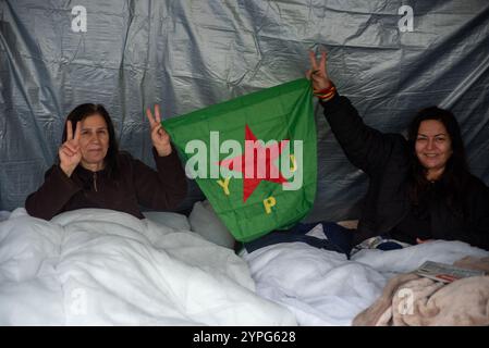 Sara ist (rechts) 50 Jahre alt und Berivan Yavli (links) 55 Jahre alt und Hungerstreikende halten eine YPJ-Flagge in der Nähe des Kurdischen Gemeindezentrums in London. YPJ bedeutet Frauenschutzeinheiten auf Englisch oder Yekineyen Parastina Yin auf Kurdisch. Sechs Kurden begannen vor 4 Tagen in Nord-London in der Nähe des Kurdischen Gemeindezentrums einen Hungerstreik. Wegen der Polizeirazzia auf dem Gebäude, die mit 7 Verhaftungen endete. Nach Angaben der Polizei wird eine Verbindung zu der verbotenen militanten Gruppe namens Kurdistan Workers Party (PKK) hergestellt. (Foto: Krisztian Elek/SOPA Images/SIPA USA) Stockfoto